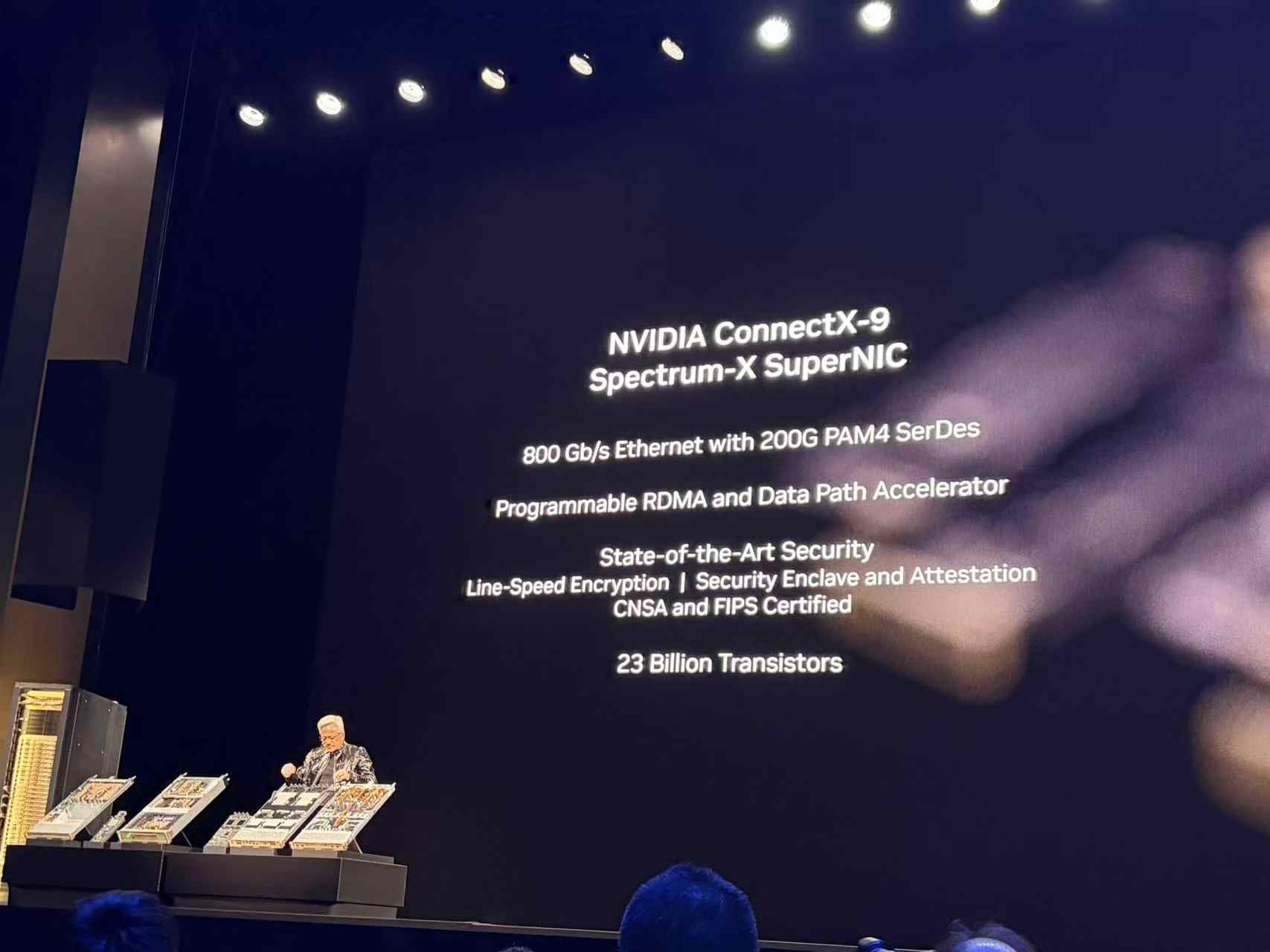 黄仁勋CES演讲:物理AI时代开启,智能体系统重塑未来(图18) 黄仁勋CES演讲:物理AI时代开启,智能体系统重塑未来(图18)