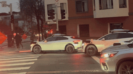 自动驾驶对决：Waymo遭遇断电危机，特斯拉展现真实路况应对力(图1)