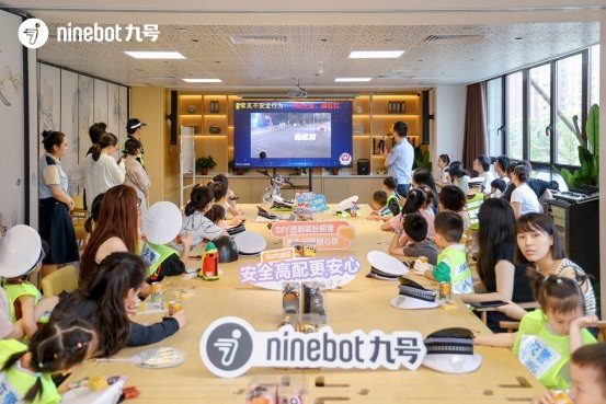 暑期亲子安全课堂萌娃变身小交警(图3)