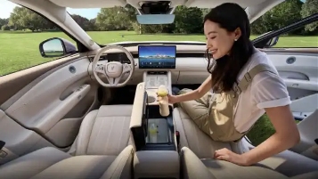 岚图FREE+上市，全系标配英得尔车载冰箱(图4)