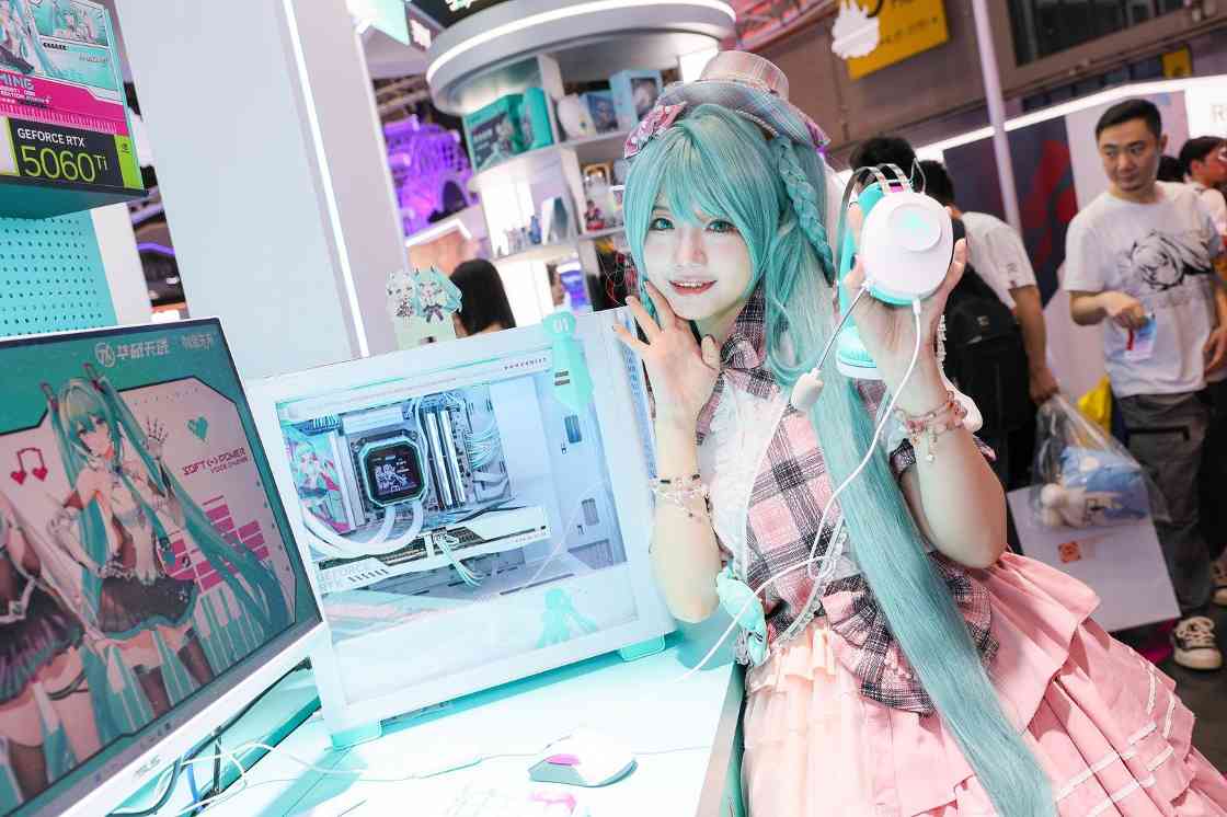 BW2025 ROG玩+乐园惊艳亮相 RO姬与初音未来联名产品引爆全场(图7)