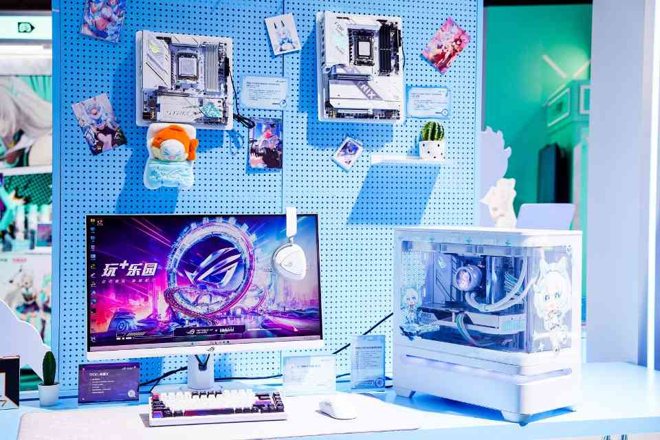 BW2025 ROG玩+乐园惊艳亮相 RO姬与初音未来联名产品引爆全场(图19)