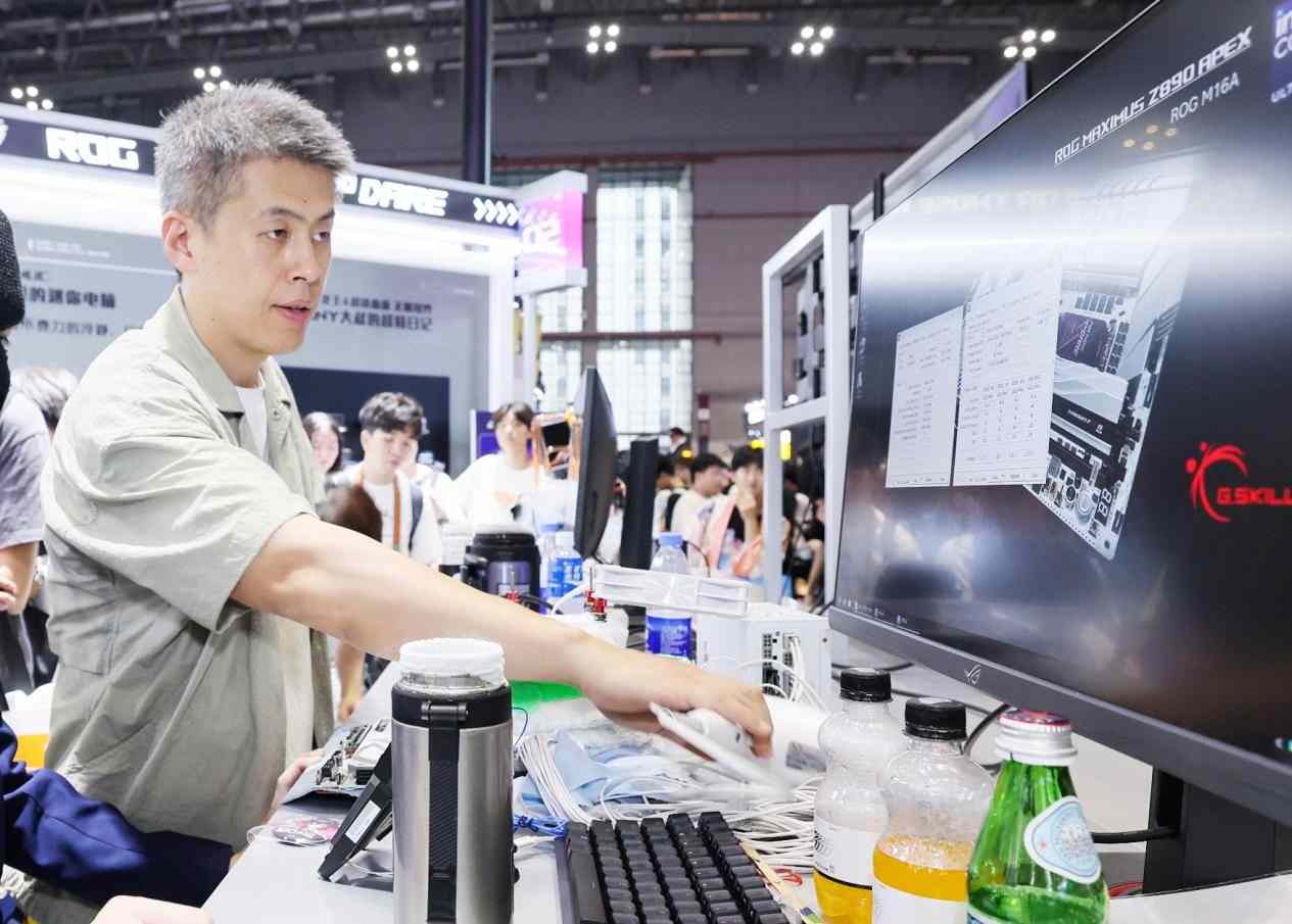 BW2025 ROG玩+乐园引爆二次元电竞狂欢(图15)