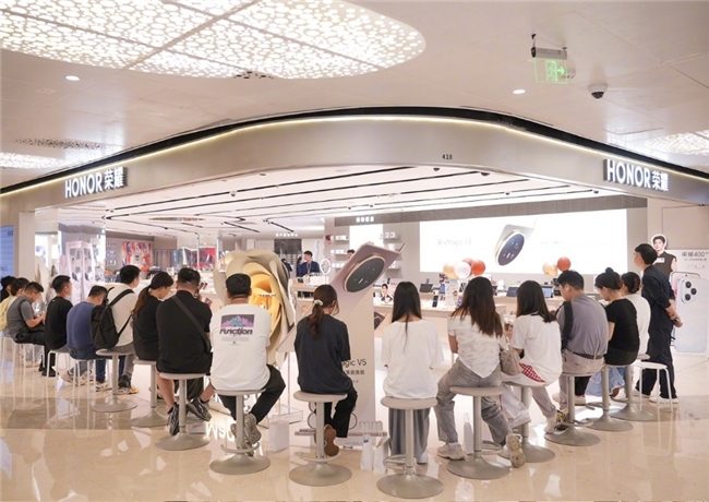 折叠屏手机轻薄新标杆，6100mAh大电池实现突破(图2)