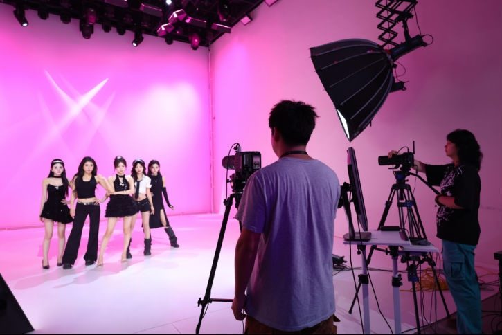 专业直播间设备升级打造明星感团播内容(图2)