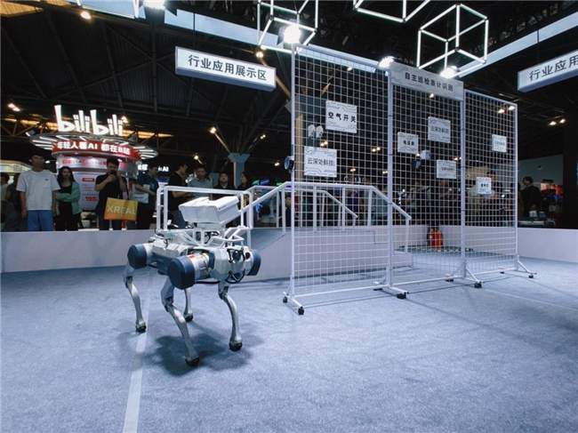 云深处科技WAIC 2025展示具身智能产业化成果(图3)
