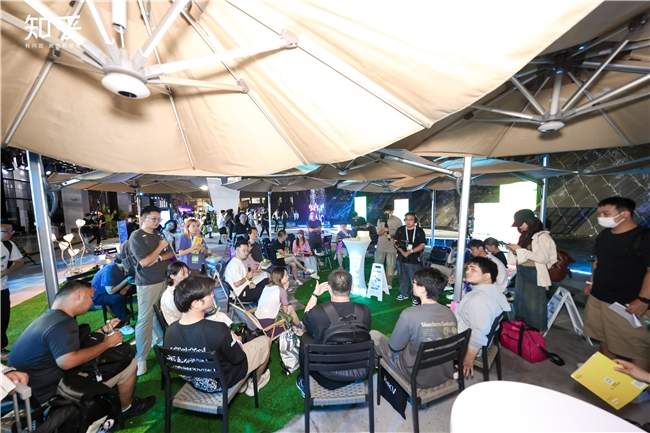 知乎亮相WAIC 2025 学术酒吧引爆AI思想碰撞(图2)