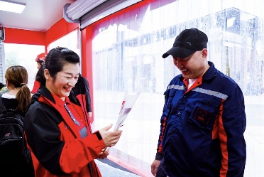 七夕关爱一线劳动者｜京东爱心鹊桥温暖落地(图3)