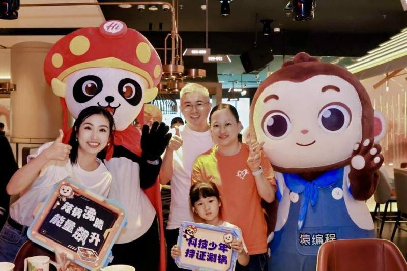 火锅店里的AI编程课堂｜亲子互动新体验(图1)