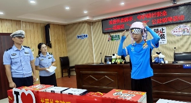 广州花都警企协联动守护外卖骑手安全｜一盔一带公益行动(图2)