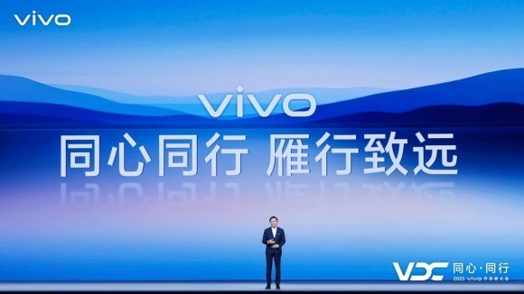 vivo AI战略聚焦个人化体验|蓝心大模型全攻略(图1) vivo AI战略聚焦个人化体验|蓝心大模型全攻略(图1)