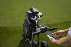 NAVEE助力成都高协联盟赛，智能球包车捐赠拍卖赋能青少年公益(图3)