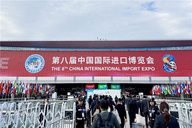 AI赋能电竞显示器创新体验｜进博会最新技术展示(图1)